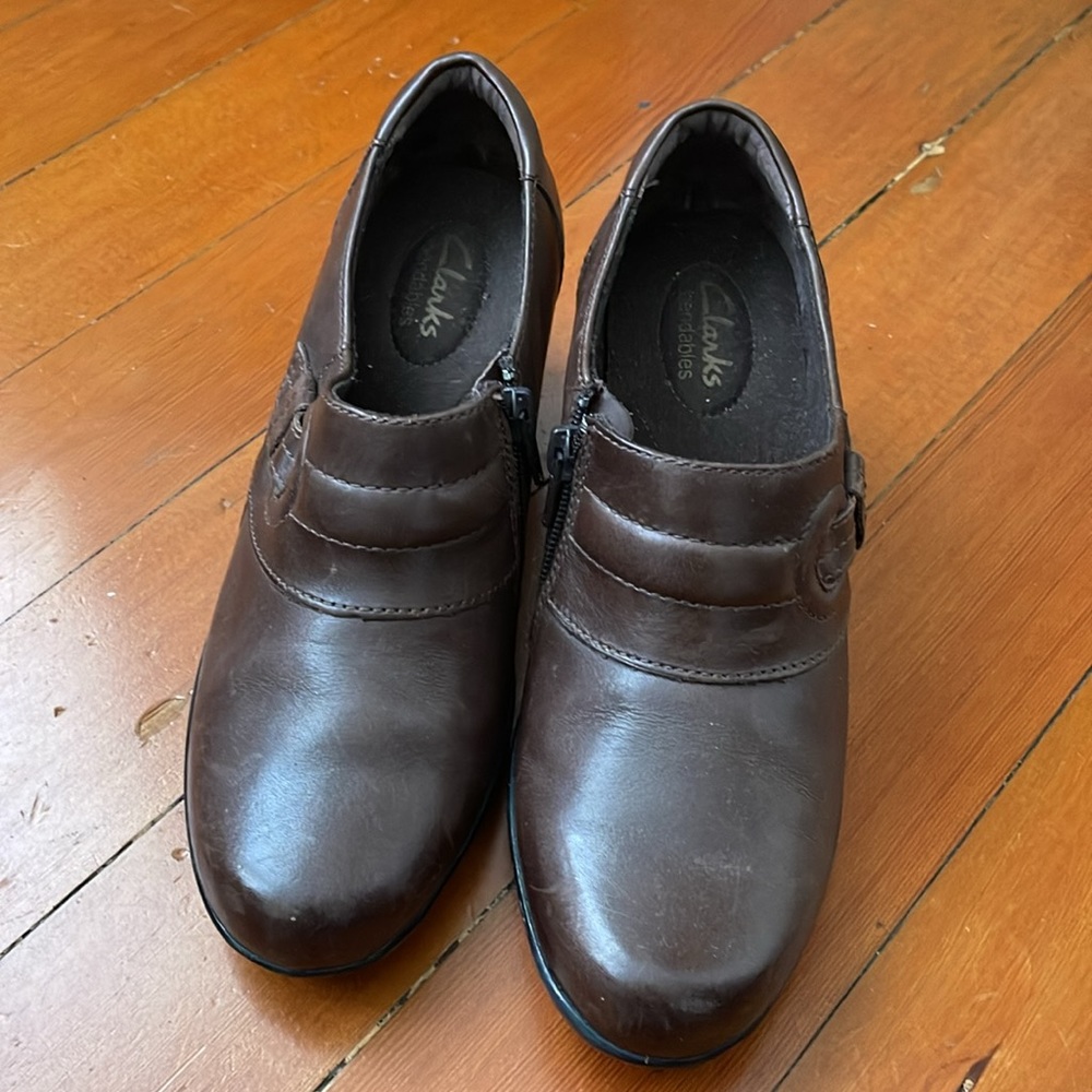 Clarks brown leather booties / shoes